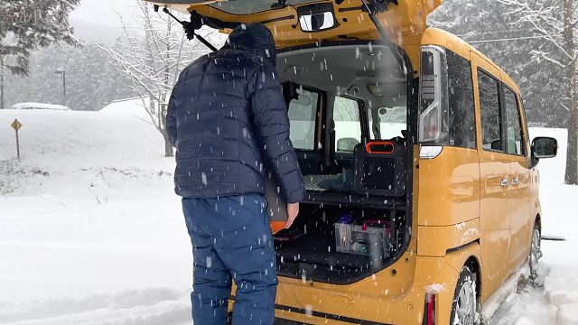 看完解压的雪天露营，然后美美入眠