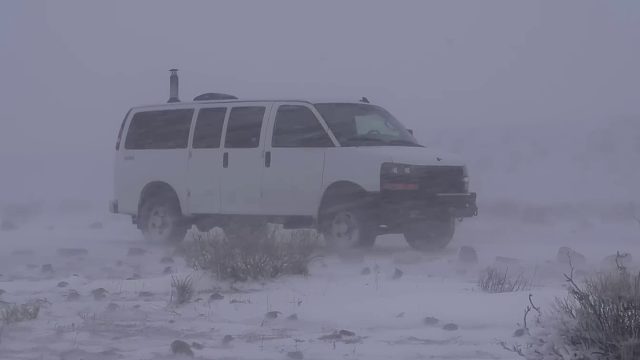 一人一狗的暴风雪露营