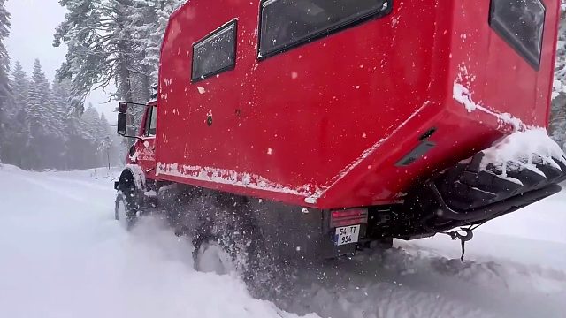 夫妻俩在极寒的下雪天去往野外露营