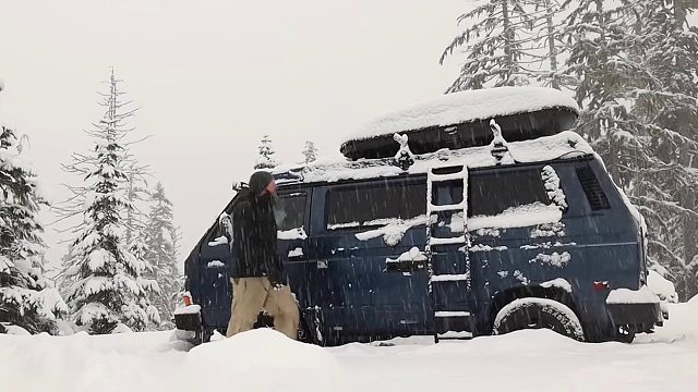 胡子哥独自一人的雪天露营，烹饪美食，吃完后美美入眠
