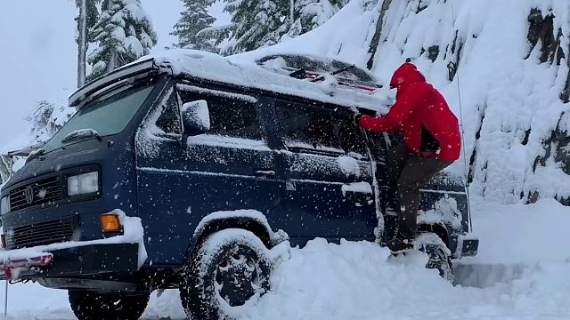 狠人老哥在雪天中一人开着货车前往深山露营