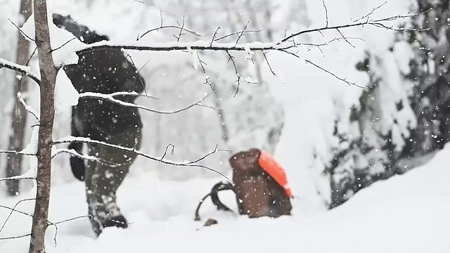狠人老哥在下雪天露营，直接挖个洞过夜
