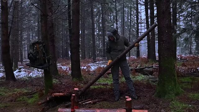 一人一狗简易庇护所的解压雪天露营，看完后美美入眠