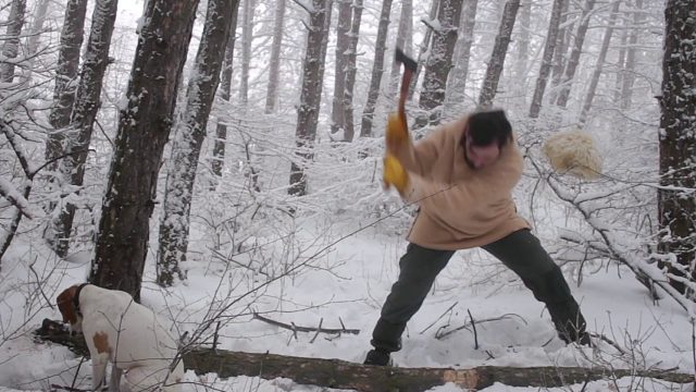 一人一狗简单庇护所的雪天露营，看完美美入眠