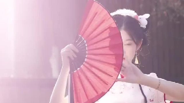 过年咱就要穿的喜庆，跳的喜庆