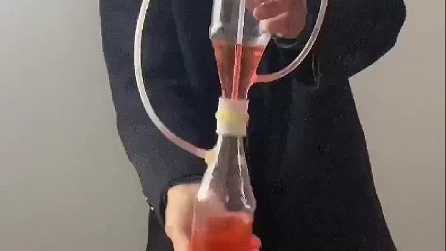 这次在水中加了一点红颜色，水流的动态过程会更清晰，看出是什么原理了吗？