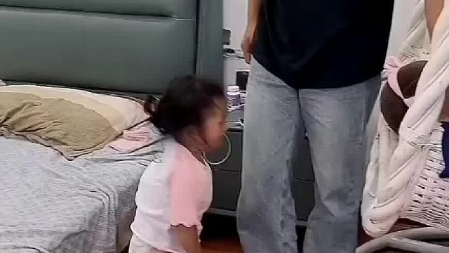 相差15岁的兄妹干架，妹妹一度抓狂，打不过又不想吃亏