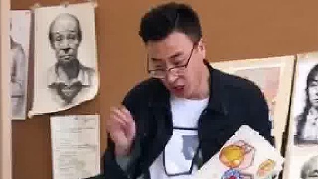 整蛊老师，他蹦起来的的动作像什么？