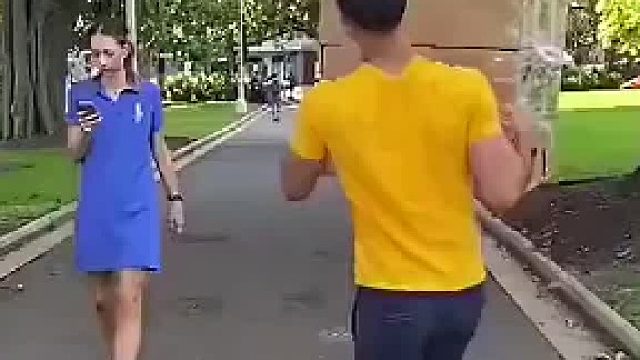 小伙子你如许恶搞早晚会被打的，信赖我