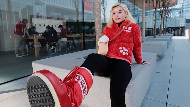 月亮靴配毛毛外套红色穿搭