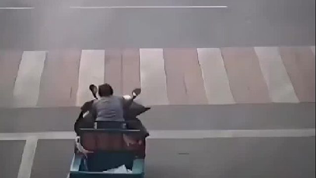 大妈最少还知道要带一下安全帽