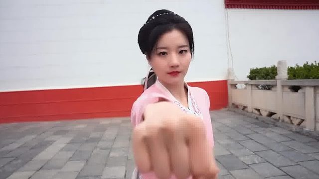 少年记住：“太极分阴阳，阴阳互制，以柔克刚，以静制动，以不变应万变。” 