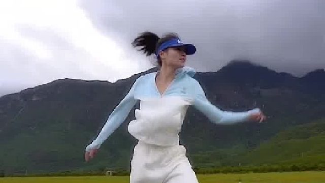 人生 ，最可贵的两个词  一个是“自律” 一个是“坚持  ”自律的人 ，不断的改变自己  坚持的人