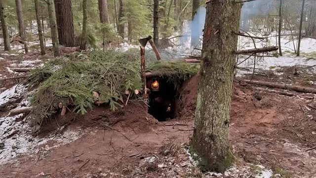 男子无装备也敢挑战雪天求生，仅仅用了一招，使地下碉堡热得冒汗