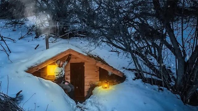 大雪寒冬终于来临，奇男子在悬崖峭壁上，成功打造豪横的地下木屋