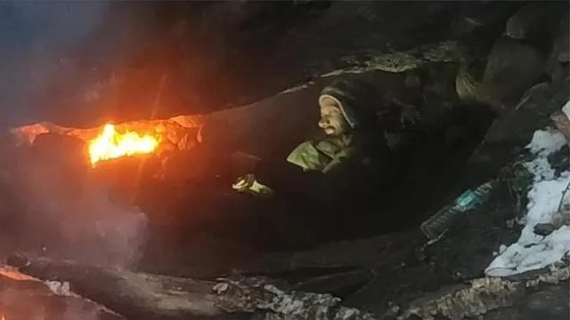 大叔徒步野外迷了路，大雪已经来临，只能躲藏在石缝里面熬过一夜