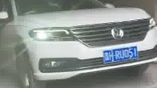 新手开车出停车场，没想到碰上高斜坡，这下就尴尬了