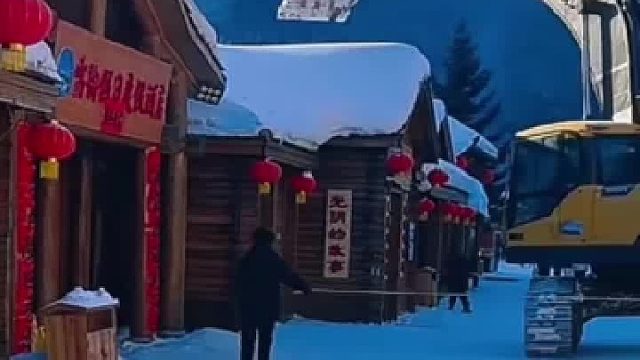 游客雪乡偶遇挖掘机清雪，这一刻，为什么心痛了？