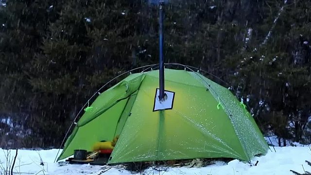 一人一狗的解压雪天露营，躺到舒服的大床上，让我们沉浸式欣赏一集解压的雪天露营