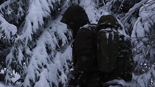 刷到这个视频又走运了，让我们欣赏一集解压的雪天露营