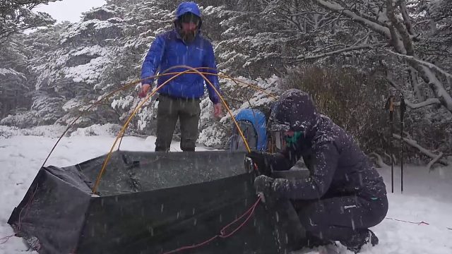 解压时间到，夫妻俩露营突遇暴风雪