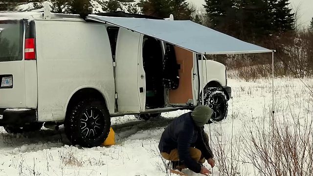 减速带，老哥开车带着小狗雪天去露营