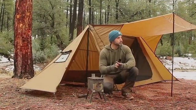 一人一狗野外露营突遇下雪