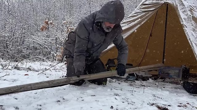 一个人在雪山中搭建帐篷