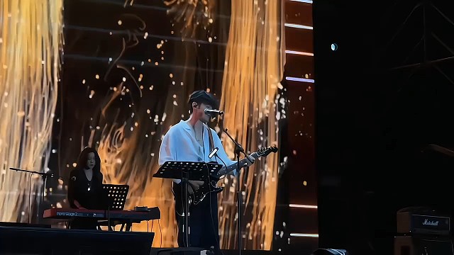 “心中的紫荆花 凭爱开花”.#音乐现场 #艾特你想艾特的人