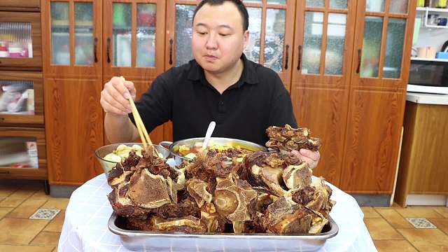 冰箱有塊去年的牛脖骨，阿強(qiáng)做麻辣牛脖骨，肉湯煮面，大口吃超爽