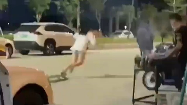 沙雕女神倒霉扑街瞬间。