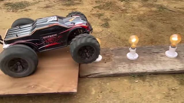 遥控车党狂喜！这是什么神仙rc车！能抬头、空翻、漂移、飞坡，速度还能达到80km/h