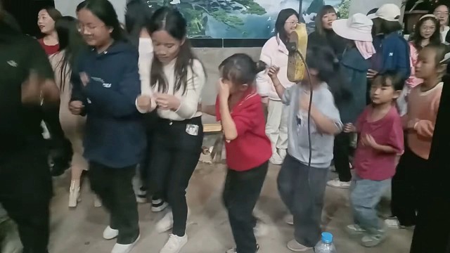 云南打歌舞从小抓起