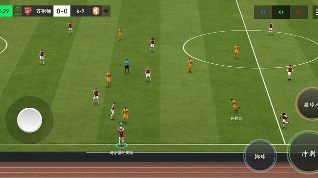 边路发球失误 冷静中后卫防守前锋=后退2步 摇杆轻轻伸脚断球=罗纳尔多变向得分 新花式效果更显著得多