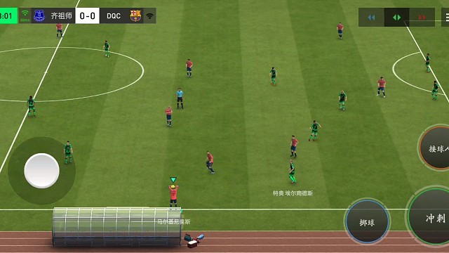 边后卫前插 微操细节=先倚住防守球员 再轻松打门