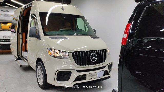 有好多网友问2024款的奔驰斯宾特落地价到底是多少个W，今天就和大家聊一聊。首先咱们先看一下它的外观