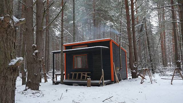 从夏天到冬雪来临，独自在森林里建造一间木屋，完工后住着奢华了