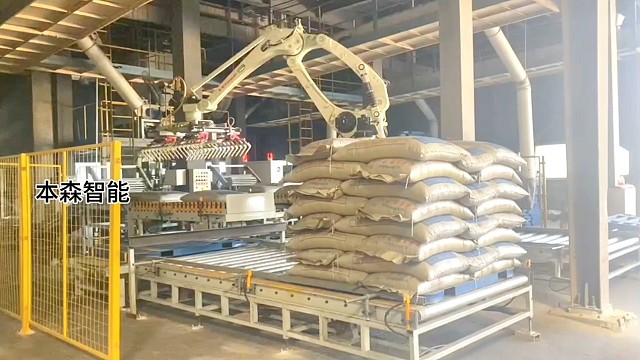 自动托盘库码垛机械手，饲料码垛机，饲料自动码垛机操作简单，省时省人工#工厂实拍视频 #工业机器人