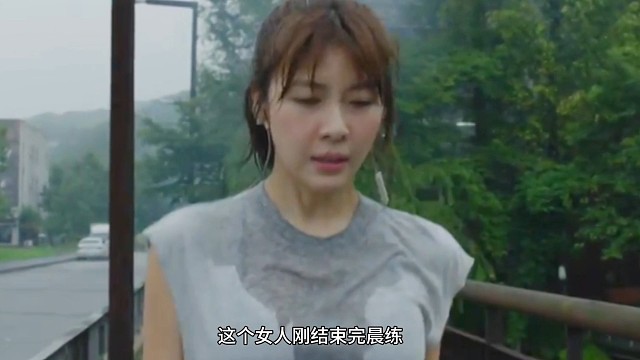 女人只是在等红绿灯，结果下一秒目睹车祸全过程