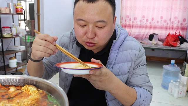 岳父給阿強(qiáng)送來十斤牛排，簡單做牛排泡面，湯鮮面美，超級過癮！