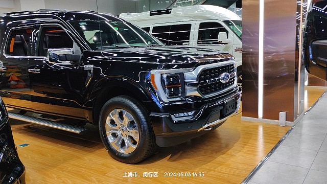 福特勇猛者四驱越野商务车 7座版本，蜂窝式进气格栅，矩阵大灯，您看它霸不霸气？整车长度接近5米9，双