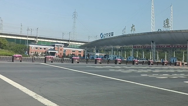 公司组织体检春游，来到了免费赏花的公园，还可以露营野餐