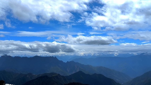 牛背山光明顶遥望远处雪山上的云