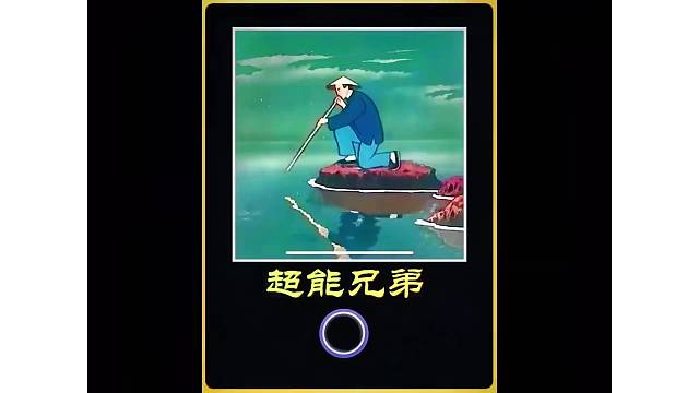 男人拿着竹管对着海面猛吸，竟然一口气喝光了所有海水