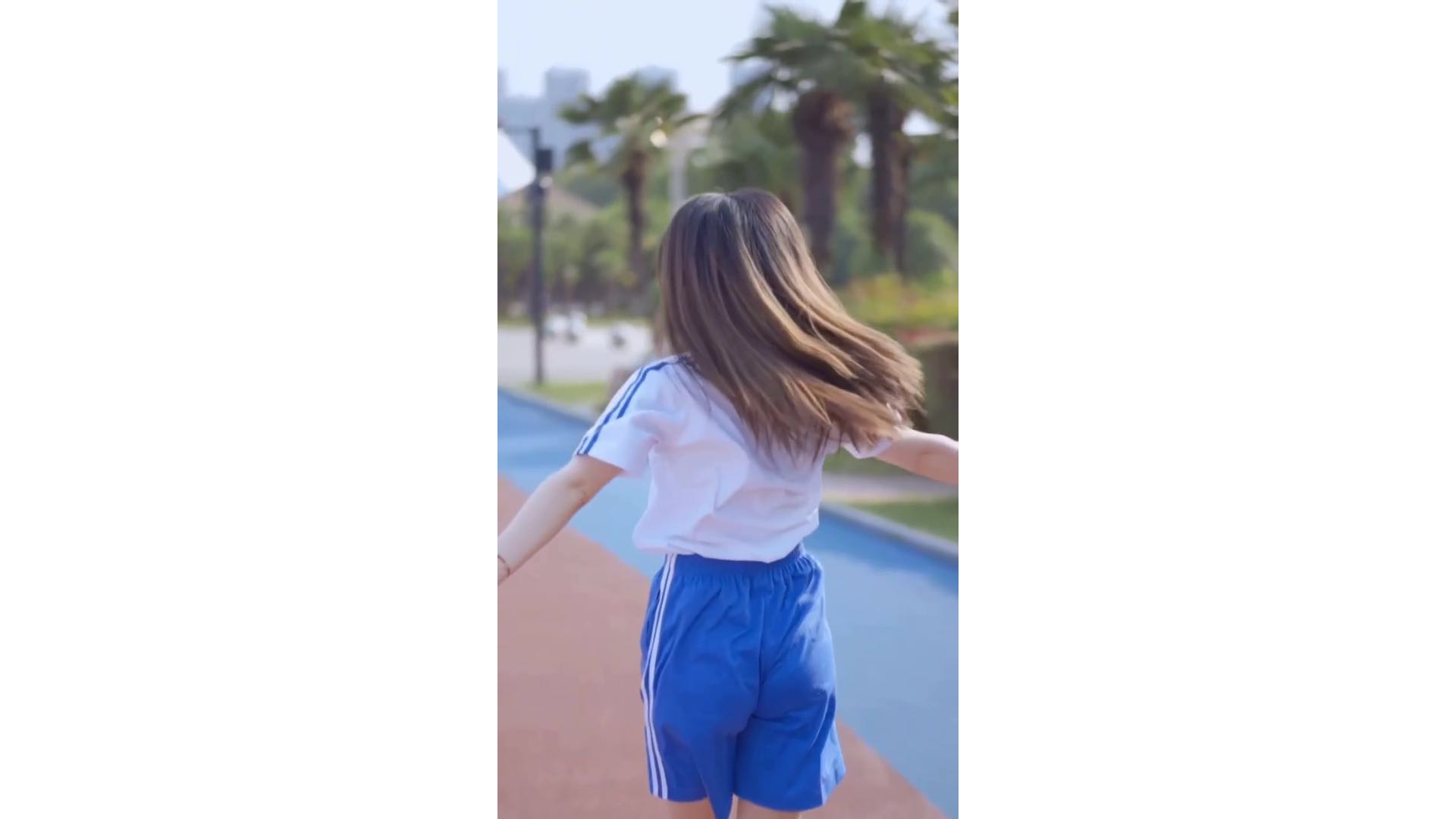 豪情满怀进考场，壮志凌云压群芳。雄鹰展翅任翱翔，骏马奋蹄勇敢闯。十载苦读在寒窗，一举成功题金榜。