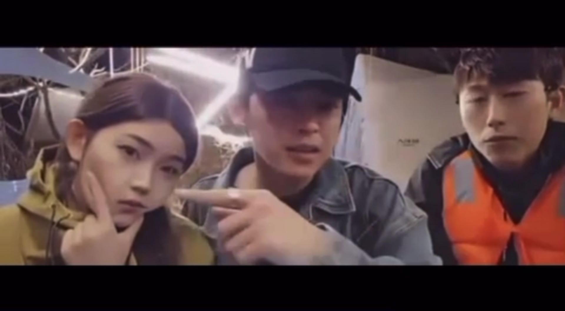 张开朗开除兄弟阿辉和徒儿边边，让人一头雾水，原来两个月前二人就被点着脑门警告过，且强调不要打问号！