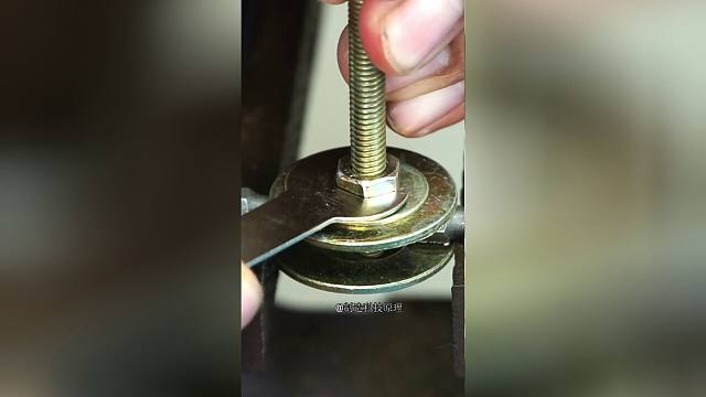 簡單工具拆卸螺絲的技巧