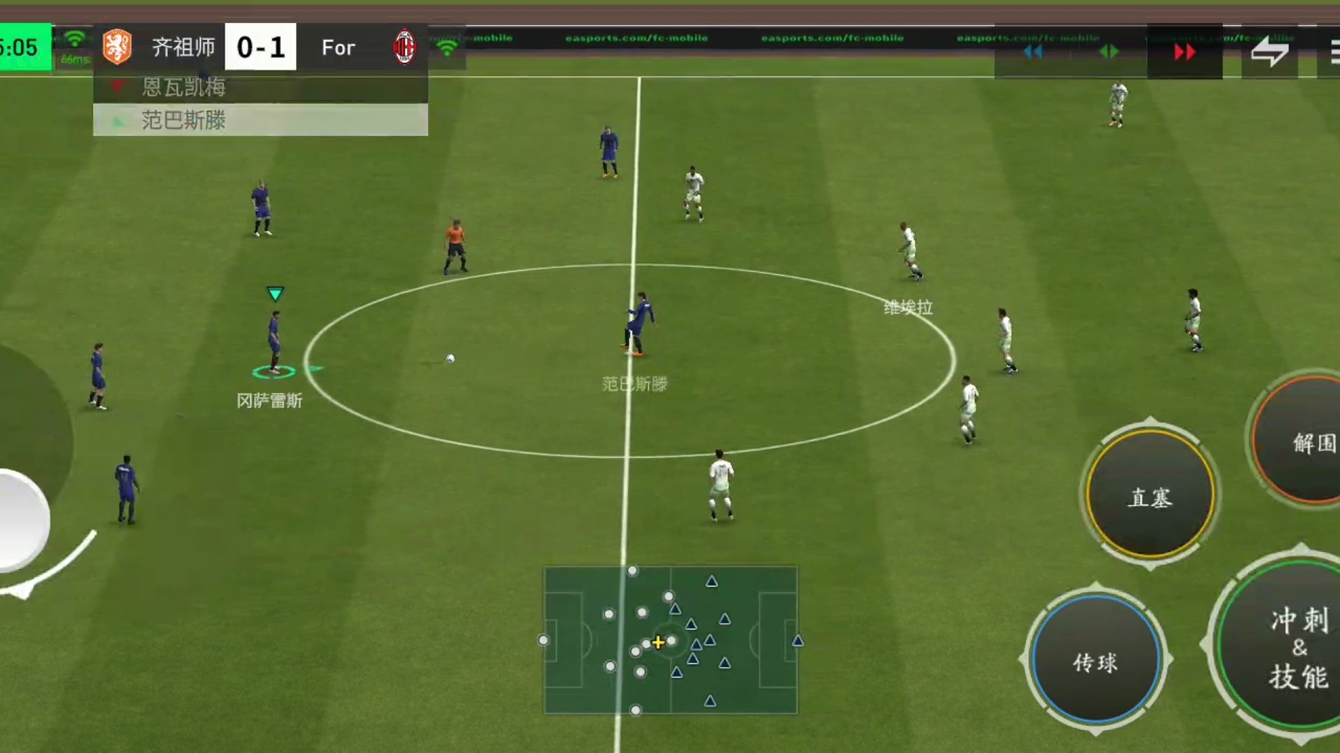 边锋强行突破破高压造成反压 连续使用2次单脚拉球衔接扭身组合花式=破使对手大脚解围 2次脚步突破