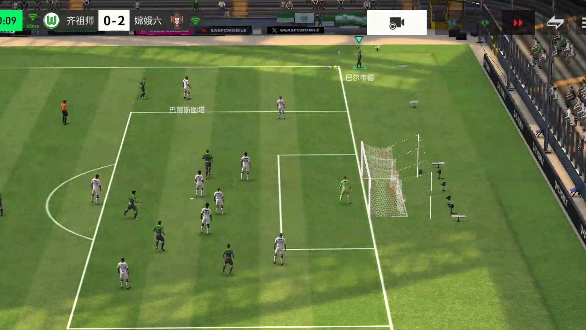 绝境最后的招数 中路强行突破 加强正面冲击力=获得任意球 从门将和对面防守球员 头顶飞过