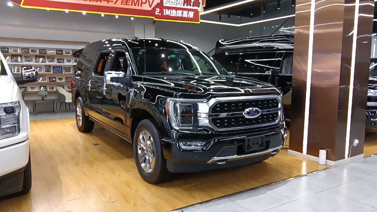 来猜一猜这是一辆什么车？这是一辆福特勇猛者大七座的SUV，四驱商务车，它是猛禽底盘打造升级的七座SU